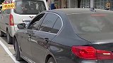 爆笑：小姐姐你可真牛，出门还自带停车位