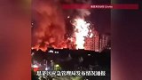 云南普洱一仓库起火，有烟花爆竹不断被引燃后燃放，当地通报