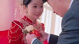 新郎给新娘带胸花，新娘一脸幸福笑容