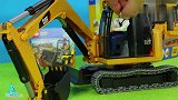 超好玩！大小挖掘机一起出动！它们在执行什么任务呢？