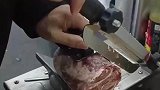 男子用刀切牛肉，没想用错了刀