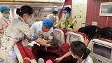 怀孕乘客羊水破了！空姐、护士万米高空接生