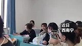 小鸟飞进高校课堂蹭哲学课