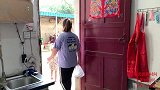景辉午饭烙韭菜盒子，出锅送给大伯莹莹尝鲜，虾米馅他们吃过吗？