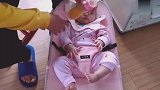 二胎哥哥喂妹妹吃米粉，妹妹不好好吃，弄得满脸都是