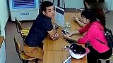 河南郑州男子见两女生毫无察觉，突然做出了无耻的举动