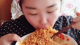 小姐姐“秒”一盘火鸡面，吃的速度太快了，网友都不嚼的吗