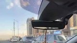 女生带着鲜花接男友，男友没注意将鲜花坐坏！
