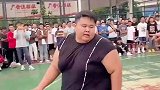 胖子打篮球的冲击力，好像防了又好像没防