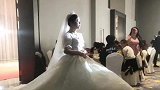 迎面走来的是女子婚纱方阵