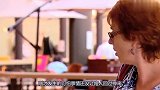 国外爆笑恶作剧，小女孩被可怕的按摩椅吞噬，路人吓出一身冷汗
