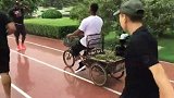篮球-17年-收旧家电家具了！韦德变身老大爷骑三轮车兜风-专题