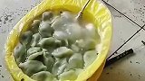 农民工用安全帽煮饺子，若不是生活所迫谁又会如此卑微