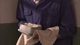厂花不给小伙好脸色，小伙在她饭里加料，让她一口吃上瘾