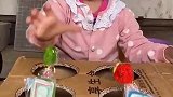 七彩童年：妹妹在玩打地鼠呢