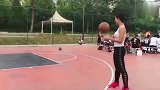 第一次见女生扣篮，看完之后我笑而不语