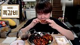 小哥吃烤排，一根根慢慢啃