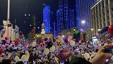 太美了，2021年元旦跨年夜的武汉街头人工制造“气球雨”