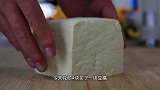 准备块豆腐和香葱，出锅香气四溢，比吃肉还香
