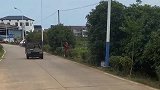 这汽车做的真好玩，只要不出意外，正面就不会翻车