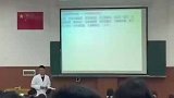 高校工人在课堂角落学习