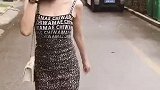 小姐姐走在路上就是焦点，吊带包臀裙给与的魅力