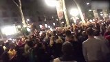 疯了疯了！巴塞罗那街头球迷拥挤在一起疯狂庆祝联赛冠军