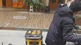 小哥取外卖将车停路边