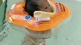 小宝宝第一次学游泳，接下来的表情显得好怕，看起来太可爱了！