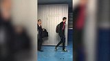 巴萨众将步入球场：苏神专心低头续杯 戈麦斯首发出战沉默不语