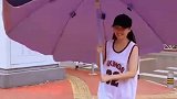 这是在撒狗粮啊，甜蜜的爱情，但是也不要那么大的伞吧