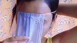 小姐姐这样戴双层口罩，不仅浪费，看上去还有点多此一举呢