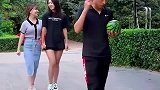 男子乱丢垃圾，美女机智偷他西瓜，就当交学费了！