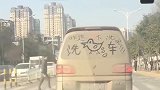 四川成都市小哥街头偶遇一辆怪车，看到这几个字，总感觉不对劲