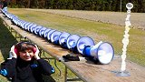 100个扩音器威力多大，老外拿玻璃杯测试，刚喊一声意外发生了