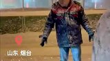 大雪中多车“趴窝”，热心大哥下班途中两次停车，免费拖车救援！