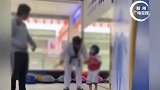 长沙市某跆拳道馆内 大人一脚踢倒四岁小孩 网友：这样学习跆拳道会给孩子留下阴影吗？