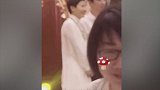 霸道哥王思聪遇到“克星”，被大妈一把拽过来合影秒变乖巧男！