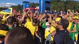 球队晋级FIFA观赛区嗨爆！巴西球迷疯狂庆祝 妹子尖叫连连