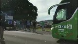 惨！巴西队回国被如此”欢迎“ 愤怒球迷狂扔杂物砸大巴
