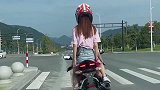 路上遇见的机车女孩,按喇叭后美女的反应,让男孩子喊出来