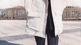白色大毛领羽绒服搭配紧身裤,小姐姐走在大街上自信满满的