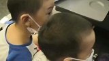 女子高铁上用投影仪给孩子放无声版动画片