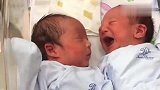 双胞胎宝宝面对面睡觉,接下来哥哥的反应好搞笑,弟弟被吓一跳！