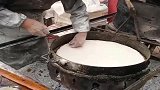 河南街头大叔做的烙饼，这样的环境卫生，你会吃吗