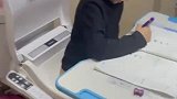 男孩写作业时总想上厕所，爸爸决定直接把书桌搬到厕所