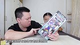 父女试玩科普玩具“人体模型”，需要自己动手一件一件地安装器官
