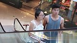 自动扶梯整蛊路人，路人表示很尴尬