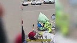 老人逆行撞倒男子被索赔一个创可贴，直接亮残疾证拒赔：我是盲人