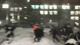大学生进行打雪仗友谊赛